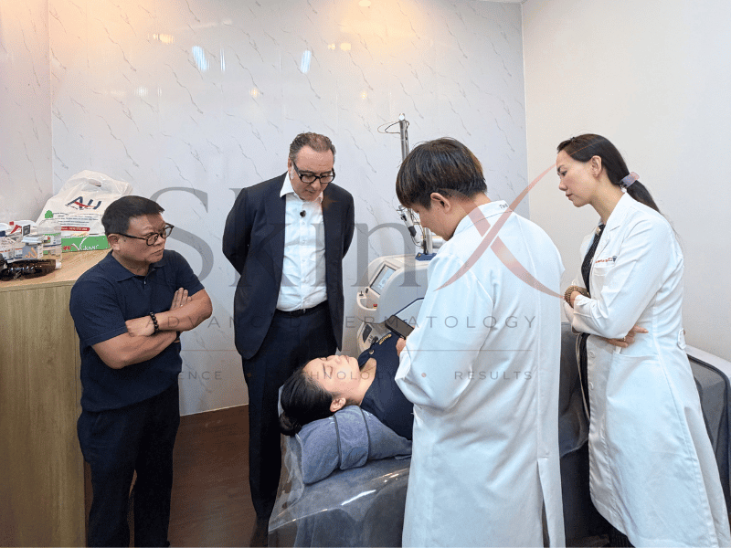 Đội ngũ bác sĩ tại SkinX có cơ hội được thảo luận chuyên môn cùng Giáo sư Nicola Zerbinati